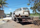 SEGUINDO DETERMINAÇÃO DO MINISTÉRIO PÚBLICO DE GOIÁS, EQUIPES DE FISCALIZAÇÃO DA PREFEITURA DE TRINDADE RECOLHEM SUCATAS EM LOCAL PROIBIDO QUE INCOMODAVAM MORADORES