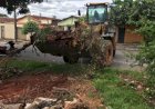PROGRAMA PREFEITURA TRABALHANDO PARA VOCÊ ENTRA NA SEGUNDA SEMANA COM SERVIÇOS DE ROÇAGEM, TAPA BURACOS, COLETA DE ENTULHOS ENTRE OUTROS, EM BAIRROS DE TRINDADE