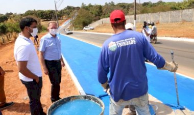 MARDEN JÚNIOR APRESENTA OBRAS AO DEPUTADO JOÃO CAMPOS, QUE DESTINOU RECURSOS PARA TRINDADE