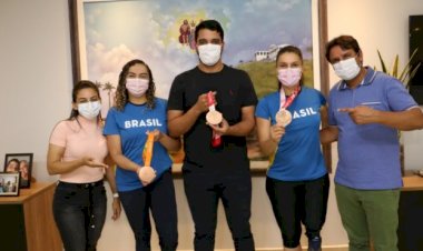 MARDEN JÚNIOR E LUANA VIEIRA RECEBEM VISITA DAS MEDALHISTAS PARALÍMPICAS DE TÓQUIO