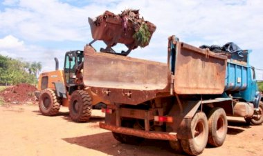 FORÇA TAREFA DA PREFEITURA DE TRINDADE RECOLHE 22 CAMINHÕES DE ENTULHO DO JARDIM LUZ, NA REGIÃO LESTE, EM UM DIA