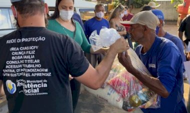 GABRIELA ALVES ENTREGA CESTAS BÁSICAS A SERVIDORES DA INFRAESTRUTURA DA PREFEITURA DE TRINDADE