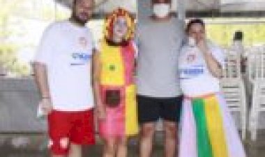 PREFEITO MARDEN JÚNIOR PRESTIGIA AÇÃO DO GRUPO SOLIDARIEDADE DEUS É MAIS, QUE ENTREGOU 4 MIL BRINQUEDOS, REFRIGERANTES E SORVETES NA REGIÃO LESTE