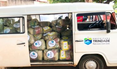 GABRIELA ALVES FEZ ENTREGA DE CESTAS BÁSICAS LOGO NO INÍCIO DA SEMANA DE NATAL