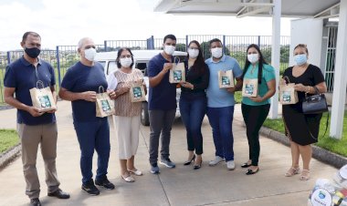 MARDEN JÚNIOR ENTREGA CESTAS PARA SERVIDORES DA UPA, MOTORISTAS DO TRANSPORTE ESCOLAR E SERVIDORES DE OBRAS PÚBLICAS