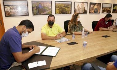 MARDEN JÚNIOR ASSINA ORDEM DE SERVIÇO PARA RETOMADA DAS OBRAS DO CENTRO CULTURAL ARI JÚNIOR NA REGIÃO LESTE