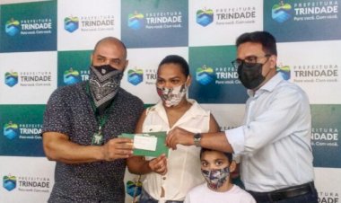 ENTREGUES NA PREFEITURA ÚLTIMOS CARTÕES DE BOLSAS DE QUALIFICAÇÃO DE R$ 250 E CRÉDITOS DE R$ 1.600 A QUASE R$ 4.000