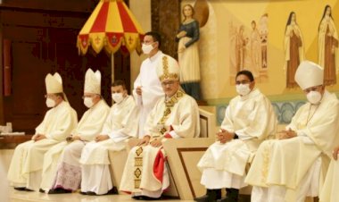 PREFEITO DE TRINDADE MARDEN JÚNIOR PRESTIGIA POSSE DO NOVO ARCEBISPO DE GOIÂNIA, DOM JOÃO JUSTINO E RECEBE SAUDAÇÃO ESPECIAL DELE