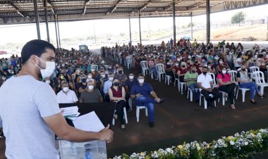 EM ATO HISTÓRICO PARA EDUCAÇÃO DE TRINDADE, PREFEITO MARDEN JÚNIOR ENTREGA 780 NOTEBOOKS A PROFESSORES DA REDE MUNICIPAL DE ENSINO E ASSINA PROJETO DE LEI DE REAJUSTE DE 33,24% PARA MAGISTÉRIO DA CIDADE