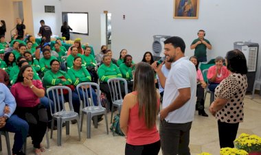MARDEN JÚNIOR FAZ HOMENAGEM ÀS MÃES QUE TRABALHAM NAS FRENTES DE SERVIÇOS DE TRINDADE