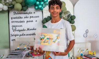 PREFEITURA ENTREGA KITS DE MATERIAIS ESCOLARES PARA MAIS DE15 MIL ALUNOS DA REDE MUNICIPAL DE ENSINO