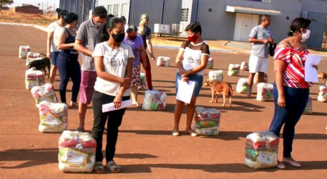 PREFEITURA ENTREGA CESTAS BÁSICAS PARA MORADORES DO PARQUE SERRA BRANCA