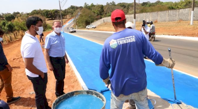 MARDEN JÚNIOR APRESENTA OBRAS AO DEPUTADO JOÃO CAMPOS, QUE DESTINOU RECURSOS PARA TRINDADE