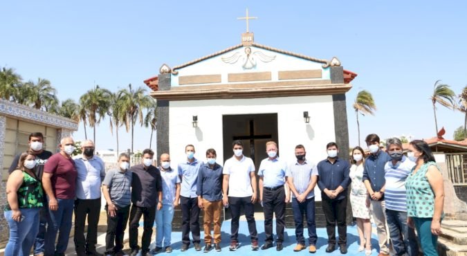 RESTAURADA PELA PREFEITURA, CAPELA DO CEMITÉRIO MUNICIPAL É ENTREGUE À POPULAÇÃO