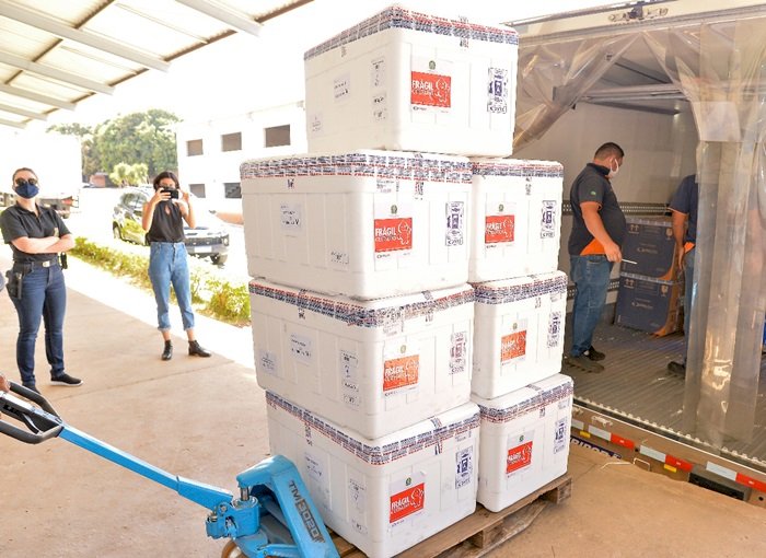 Goiás inicia semana com chegada de 92.260 novas vacinas contra Covid-19
