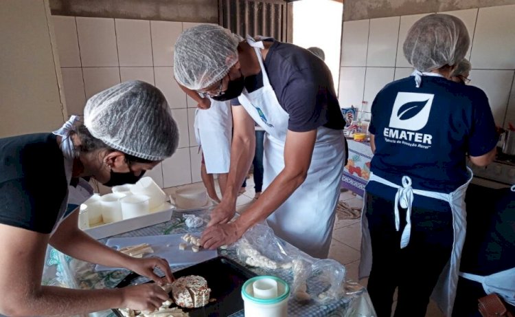 Emater realiza curso de processamento de leite em assentamento