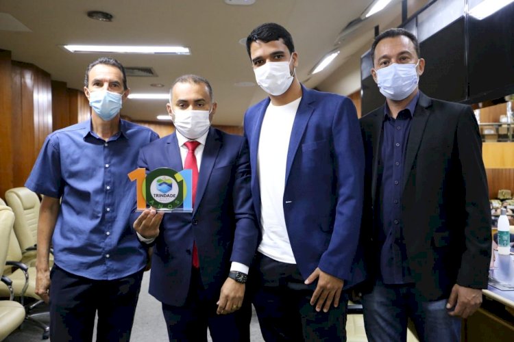 MARDEN JÚNIOR VISITA EXPOSIÇÃO EM HOMENAGEM AOS 101 ANOS DE TRINDADE NA CÂMARA MUNICIPAL DE GOIÂNIA