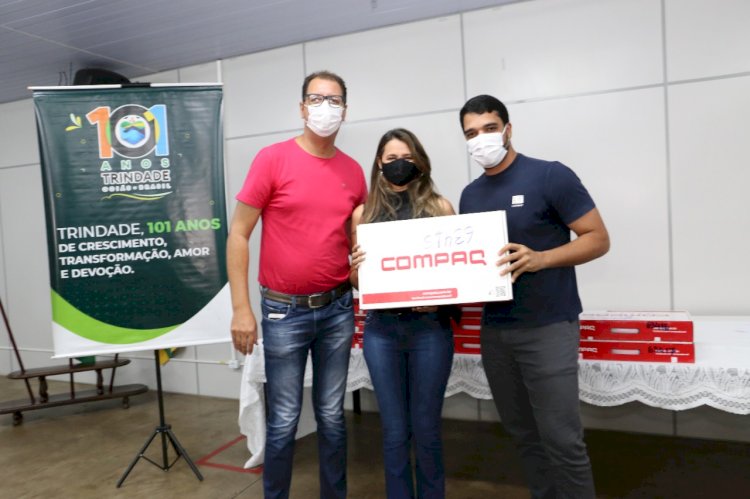 Marden Júnior entrega notebooks para tutores e coordenadores da Secretaria de Educação da Prefeitura de Trindade