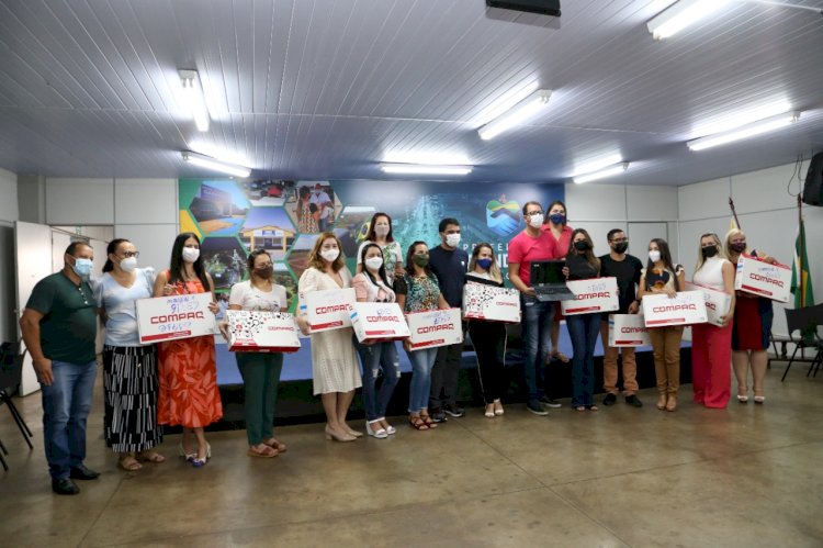 Marden Júnior entrega notebooks para tutores e coordenadores da Secretaria de Educação da Prefeitura de Trindade