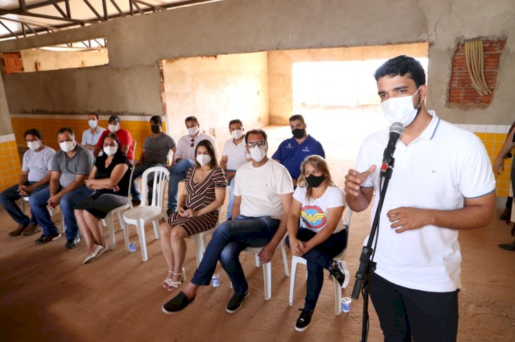 MARDEN JÚNIOR ASSINA ORDEM DE SERVIÇO PARA RETOMADA DAS OBRAS DO CMEI NA DIVISA DOS SETORES MAYSA II e III, REGIÃO LESTE DE TRINDADE