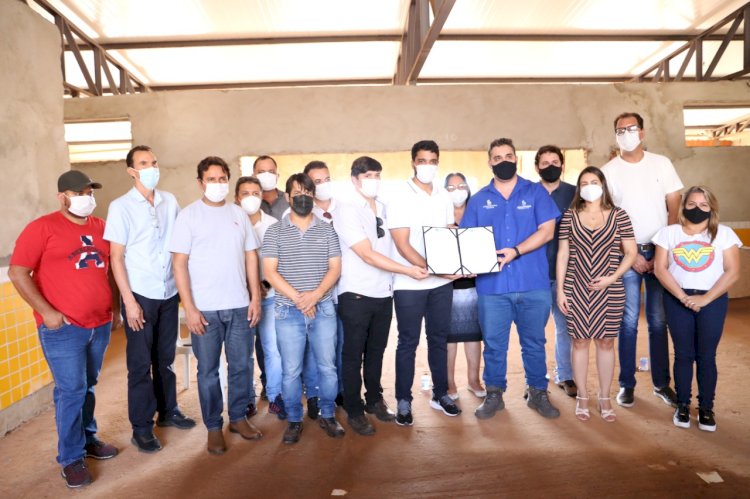 MARDEN JÚNIOR ASSINA ORDEM DE SERVIÇO PARA RETOMADA DAS OBRAS DO CMEI NA DIVISA DOS SETORES MAYSA II e III, REGIÃO LESTE DE TRINDADE