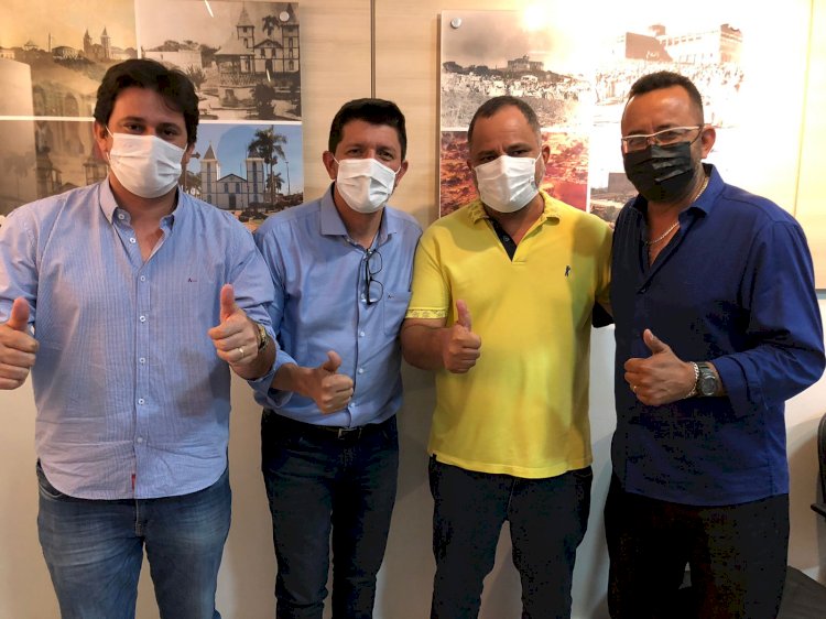 Vereadores recebem visita do deputado federal Glaustin da Fokus, que anunica recursos no valor de R$ 500 mil para construção de Centro Poliesportivo na região leste de Trindade. A emenda é uma solicitação do vereador Manim dos Esportes