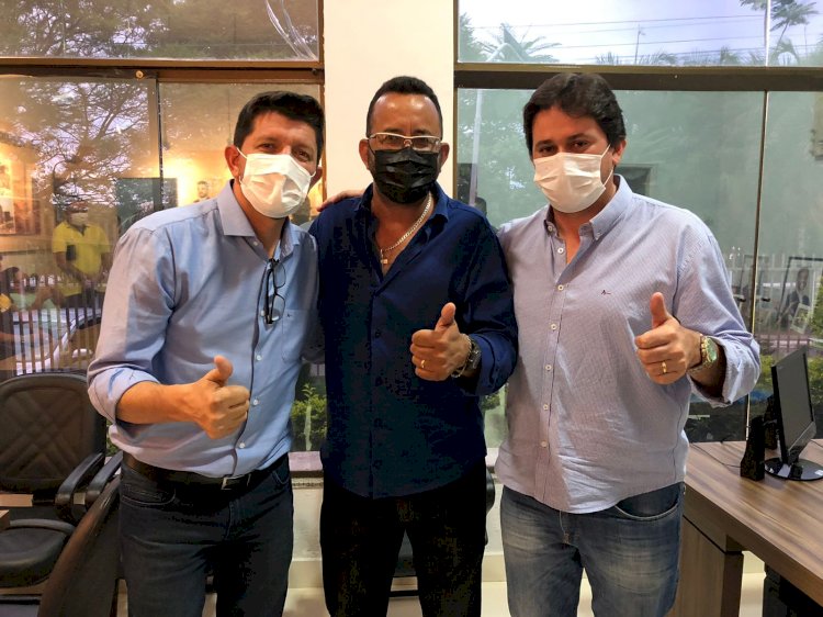 Vereadores recebem visita do deputado federal Glaustin da Fokus, que anunica recursos no valor de R$ 500 mil para construção de Centro Poliesportivo na região leste de Trindade. A emenda é uma solicitação do vereador Manim dos Esportes