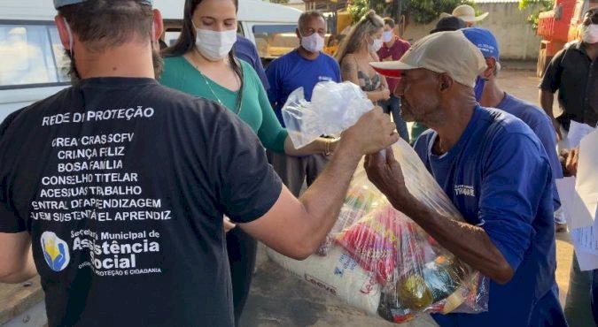 GABRIELA ALVES ENTREGA CESTAS BÁSICAS A SERVIDORES DA INFRAESTRUTURA DA PREFEITURA DE TRINDADE