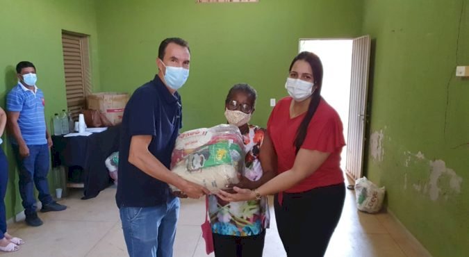 GABRIELA ALVES ENTREGA CESTAS PARA FAMÍLIAS DE 6 BAIRROS DA REGIÃO DO SETOR VILA EMANOEL