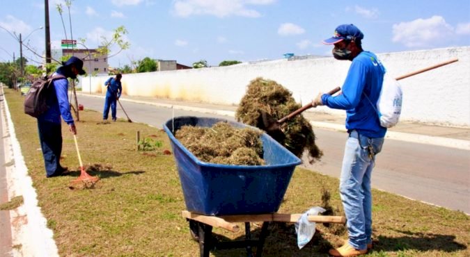 EQUIPES DA PREFEITURA FAZEM ROÇAGEM E RASTELO EM RUAS E AVENIDAS DE TRÊS BAIRROS DE TRINDADE