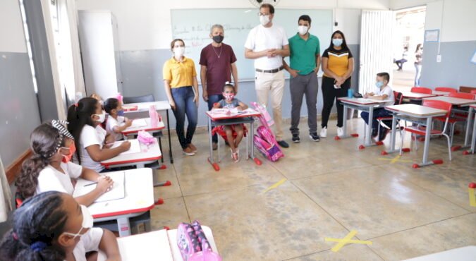 MARDEN JÚNIOR VISITA ESCOLAS MUNICIPAIS NA VOLTA ÀS AULAS PRESENCIAIS EM TRINDADE