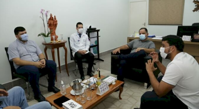 MARDEN JÚNIOR EM REUNIÃO COM PADRE MARCO AURÉLIO MARTINS DA SILVA ANUNCIA RECAPEAMENTO ASFÁLTICO DE VIAS INTERNAS DA VILA SÃO JOSÉ BENTO COTTOLENGO