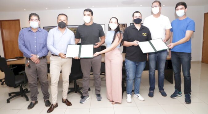 PREFEITO MARDEN JÚNIOR ASSINA NOVOS CONVÊNIOS PARA AMPLIAR FORMAÇÃO DE SERVIDORES MUNICIPAIS DE TRINDADE