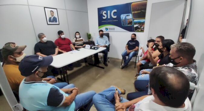 POR DETERMINAÇÃO DO PREFEITO MARDEN JÚNIOR, GUSTAVO QUEIRÓZ LEVA APOIO A COMERCIANTES TRINDADENSES DIANTE DE DESPEJO EM ÁREA ESTADUAL