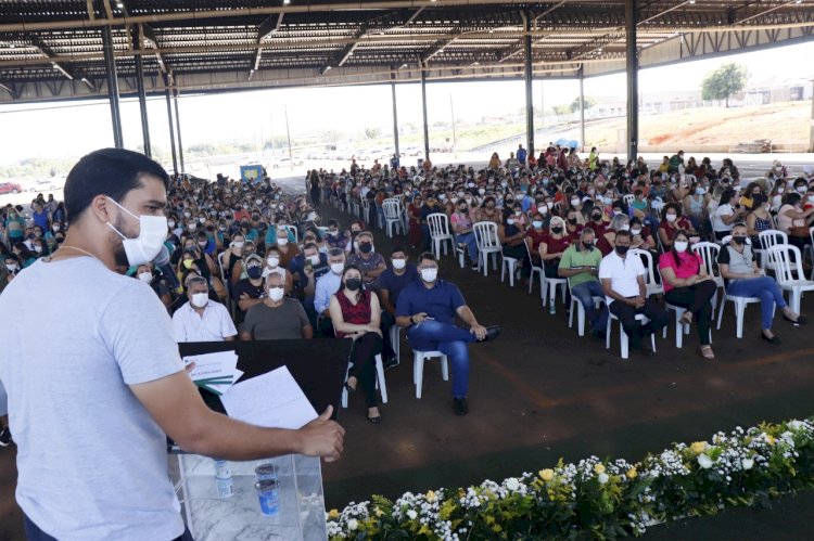 EM ATO HISTÓRICO PARA EDUCAÇÃO DE TRINDADE, PREFEITO MARDEN JÚNIOR ENTREGA 780 NOTEBOOKS A PROFESSORES DA REDE MUNICIPAL DE ENSINO E ASSINA PROJETO DE LEI DE REAJUSTE DE 33,24% PARA MAGISTÉRIO DA CIDADE
