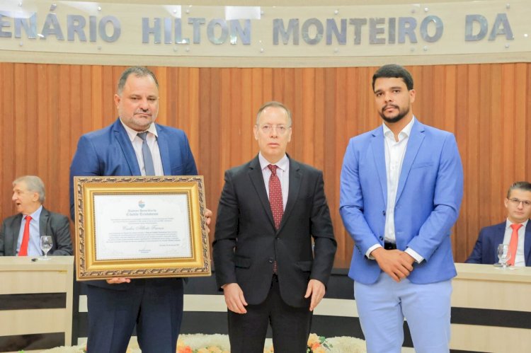 MARDEN JÚNIOR PARTICIPA DE ENTREGA DE TÍTULO DE CIDADÃO TRINDADENSE AO PRESIDENTE DO TJ-GO